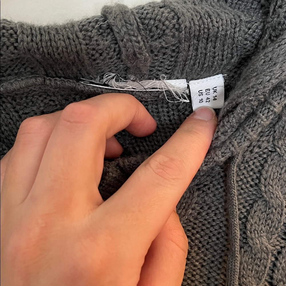 Dark gray cable knit zip up cropped sweater - Picture 3 of 6